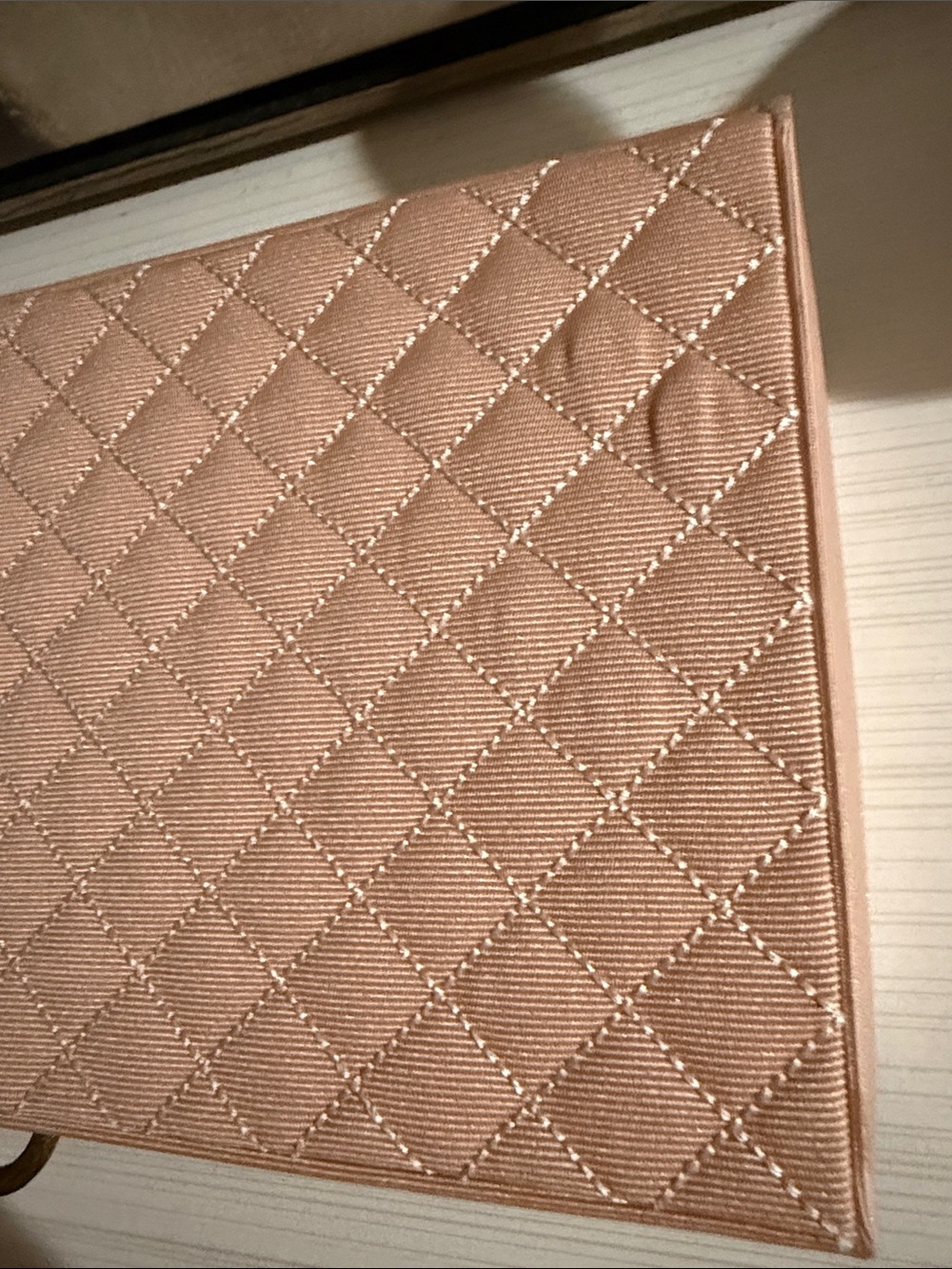 Gucci Beauty pink jewelry and makeup vanity case with a floral-lined interior. - Picture 14 of 15